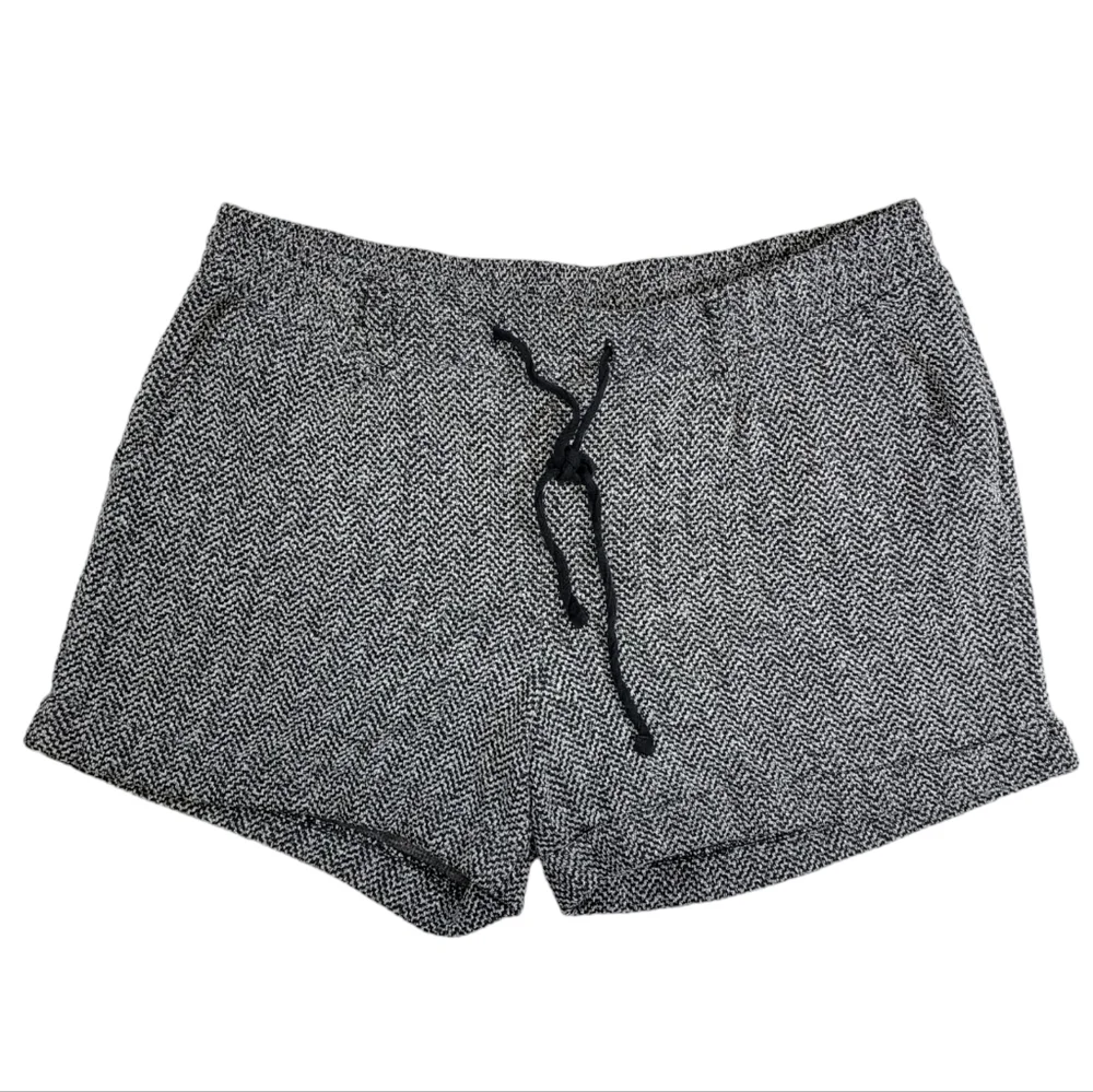 Old Navy Gray and White Pattern Drawstring Shorts Belt Loops and Front Pockets M